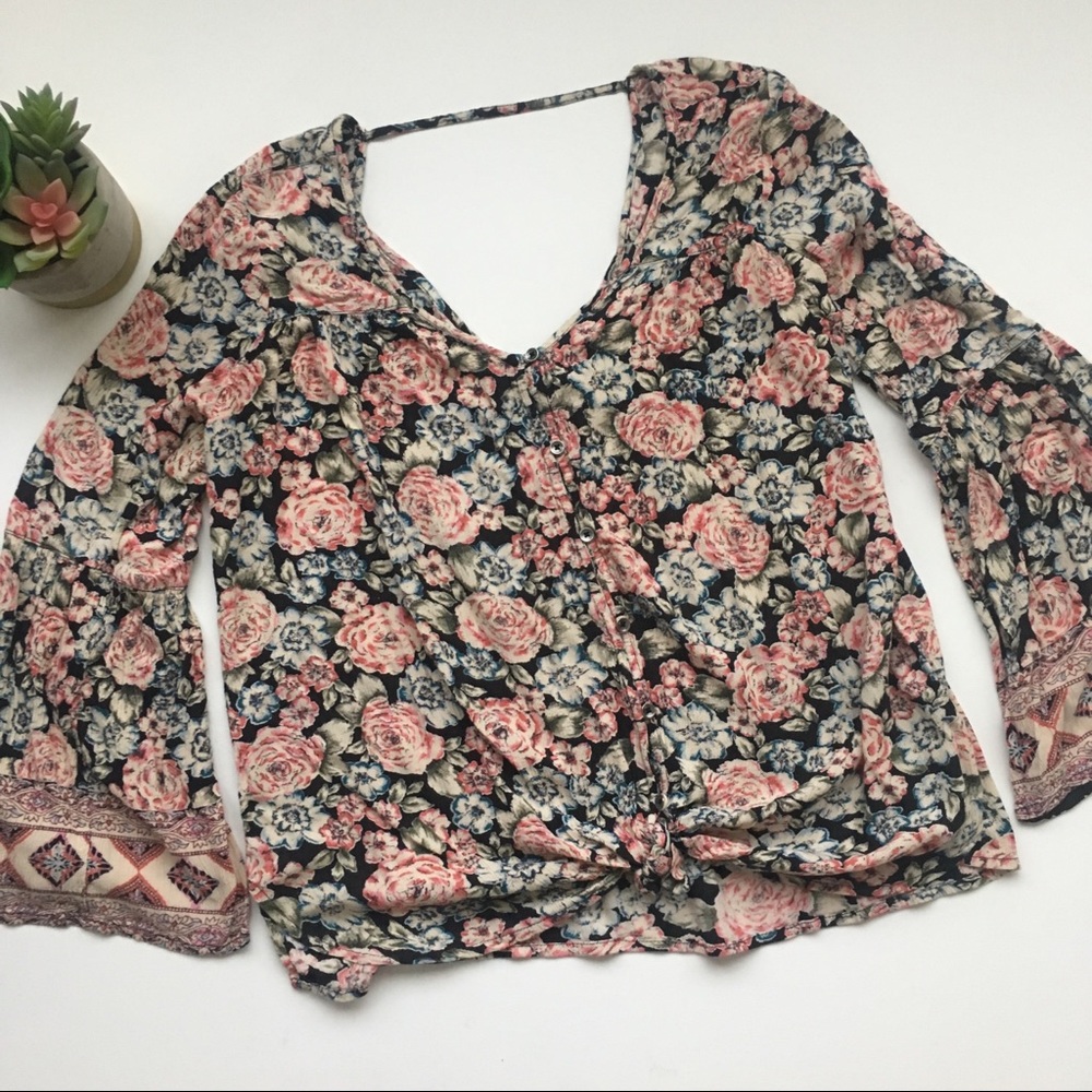 Billabong floral crop top with v-neck size small